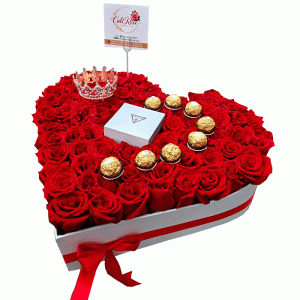 Corazon-de-Rosas-Rojas-con-Chocolates-y-Corona